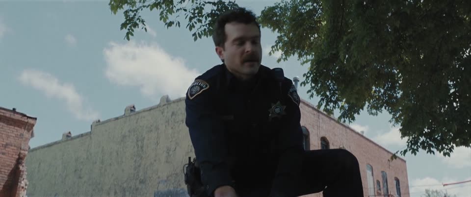 Weapons (2025) Hindi Dubbed Movie screenshot 3