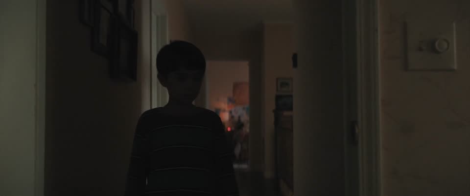 Weapons (2025) Hindi Dubbed Movie screenshot 5