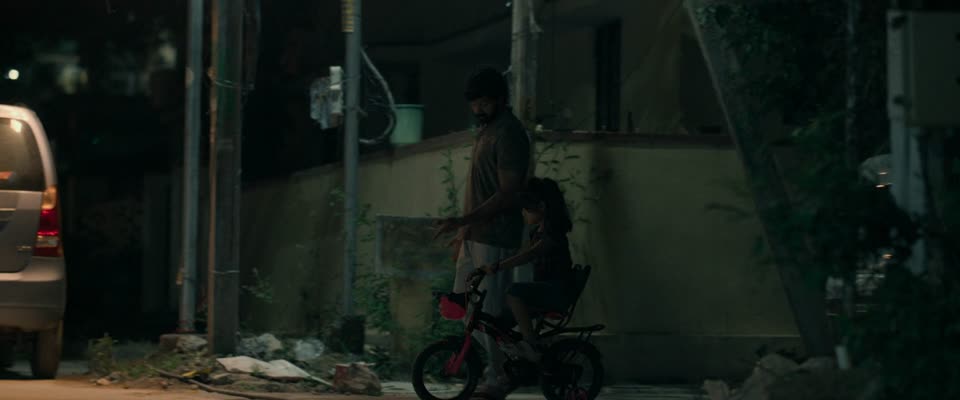Show Time (2025) Hindi Dubbed Movie screenshot 2