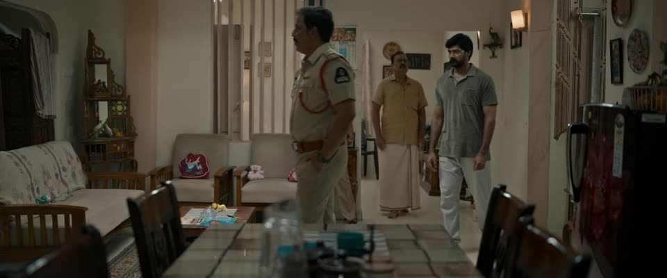 Show Time (2025) Hindi Dubbed Movie screenshot 5