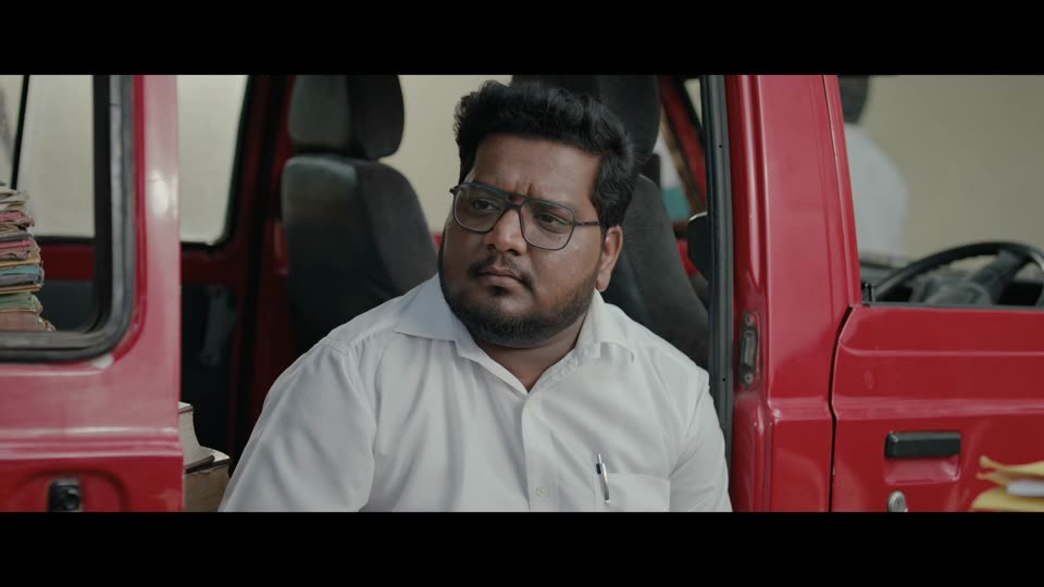 Aan Paavam Pollathathu (2025) Hindi Dubbed Movie screenshot 2