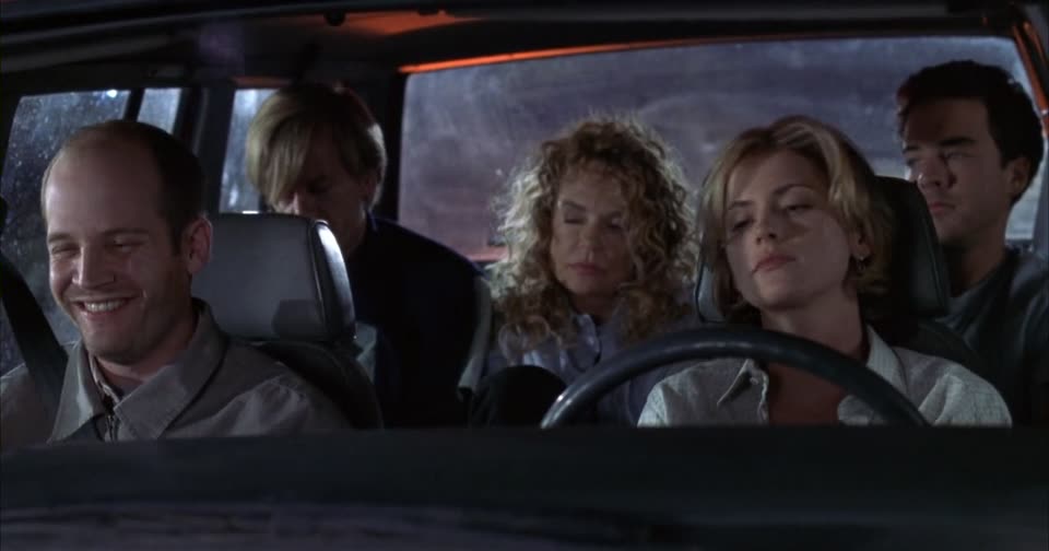 8 Heads in a Duffel Bag (1997) Hindi Dubbed Movie screenshot 6