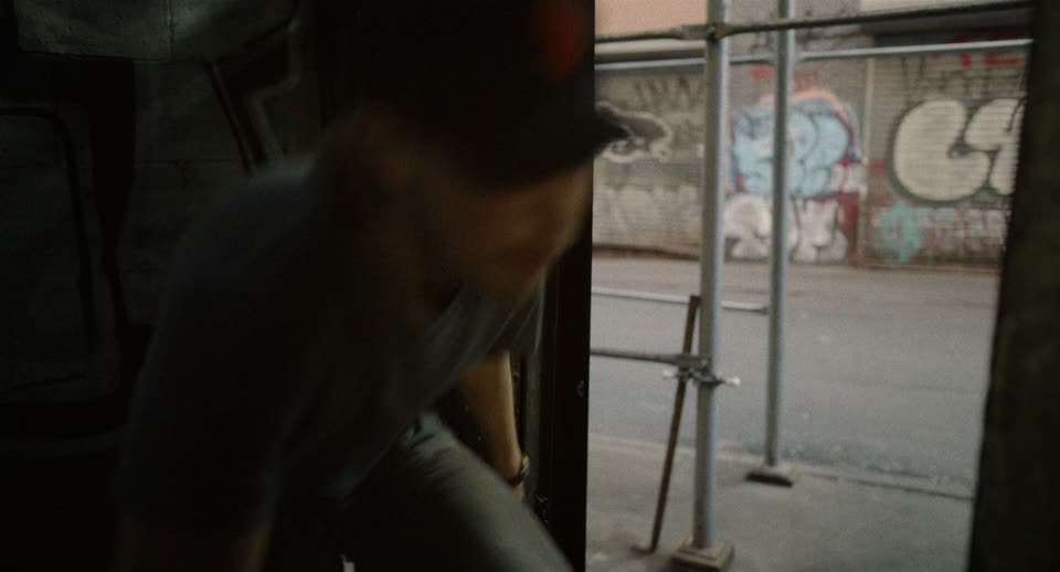 Caught Stealing (2025) Hindi Dubbed Movie screenshot 3