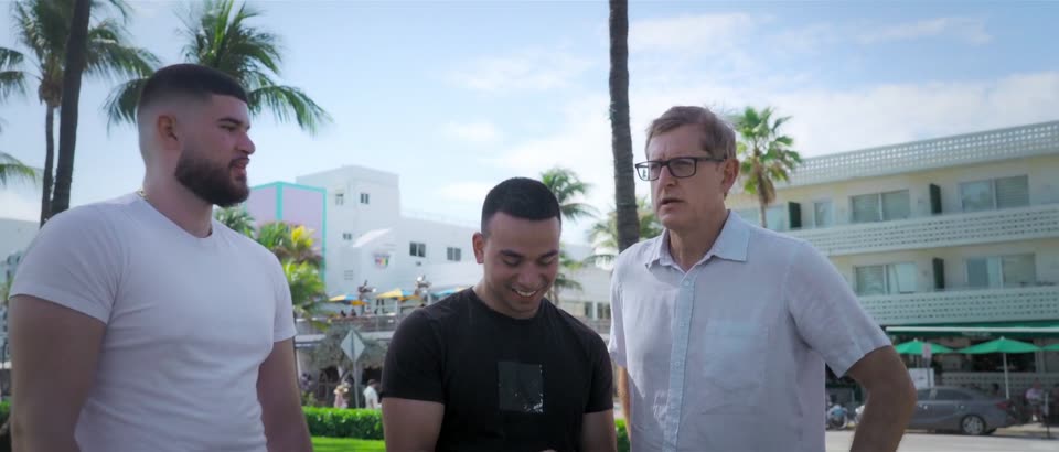 Louis Theroux Inside the Manosphere (2026) Hindi Dubbed Movie screenshot 3
